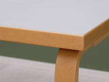 Load image into Gallery viewer, Artek ruokapöytä koivu / valkoinen 120 x 85 cm
