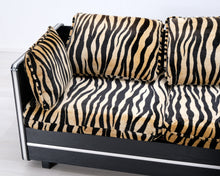 Load image into Gallery viewer, Asko kulmasohva tiikerikuviolla
