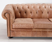 Load image into Gallery viewer, 3-istuttava Chesterfield-tyylinen nahkasohva ruskea
