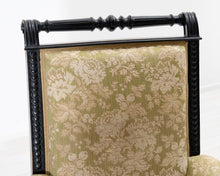 Lataa kuva Galleria-katseluun, Antiikkinen nojatuoli kukallisella istuimella
