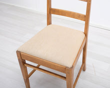 Lataa kuva Galleria-katseluun, Antiikkinen tuoli kangasistuimella
