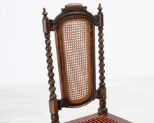 Lataa kuva Galleria-katseluun, Antiikkinen ruokatuoli raidallisella istuimella
