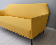 Lataa kuva Galleria-katseluun, Adea ELL 3-istuttava kangassohva keltainen
