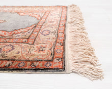 Load image into Gallery viewer, Pieni antiikkinen matto
