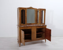 Lataa kuva Galleria-katseluun, Antiikkinen lipasto lasivitriinillä
