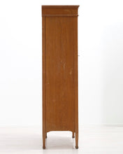 Lataa kuva Galleria-katseluun, Antiikkinen kaappi massiivitammesta
