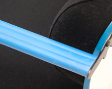 Load image into Gallery viewer, Avarte Yrjö Kukkapuro toimistotuoli sinisillä käsinojilla
