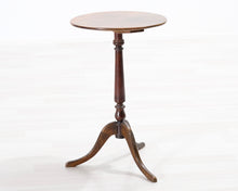 Lataa kuva Galleria-katseluun, Antiikkinen sivupöytä
