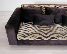 Lataa kuva Galleria-katseluun, 3-istuttava kangassohva tiikerikuvioinen
