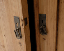 Lataa kuva Galleria-katseluun, Antiikkikaappi puinen
