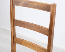 Lataa kuva Galleria-katseluun, Antiikkinen tuoli kangasistuimella
