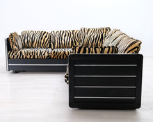 Load image into Gallery viewer, Asko kulmasohva tiikerikuviolla
