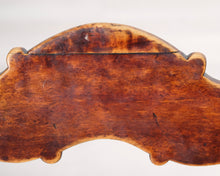 Lataa kuva Galleria-katseluun, Antiikkinen tuoli kangasistuimella
