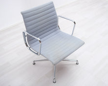 Ladda upp bild till gallerivisning, Vitra Aluminium Chair EA 107 tuoli vaaleansininen
