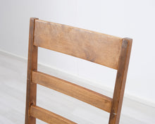 Lataa kuva Galleria-katseluun, Antiikkinen tuoli kangasistuimella
