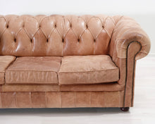 Load image into Gallery viewer, 3-istuttava Chesterfield-tyylinen nahkasohva ruskea
