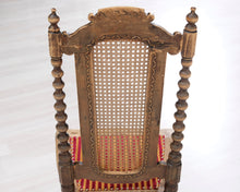 Lataa kuva Galleria-katseluun, Antiikkinen ruokatuoli raidallisella istuimella
