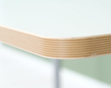 Lataa kuva Galleria-katseluun, Herman Miller työpöytä valkoinen
