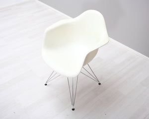 Vitra Eames DAR tuoli valkoinen