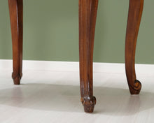 Lataa kuva Galleria-katseluun, Antiikkinen jakkara kangasistuimella
