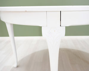 Antiikkinen pöytä valkoinen