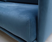 Lataa kuva Galleria-katseluun, 3-istuttava samettisohva sininen
