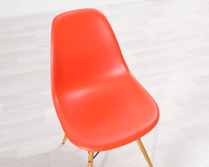DSW Vitra Eames tuoli oranssi
