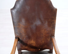 Lataa kuva Galleria-katseluun, Antiikkinen tuoli nahkaverhoilulla
