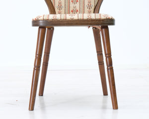 Antiikkinen tuoli kangasistuimella