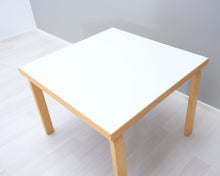 Lataa kuva Galleria-katseluun, Artek lastenpöytä 75 x 75 cm koivu / valkoinen
