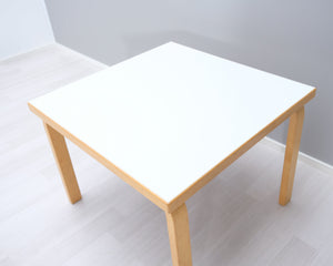 Artek lastenpöytä 75 x 75 cm koivu / valkoinen
