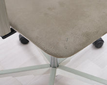 Load image into Gallery viewer, Avarte Yrjö Kukkapuro toimistotuoli vihreä / valkoinen
