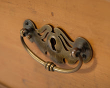 Lataa kuva Galleria-katseluun, Antiikkinen lipasto
