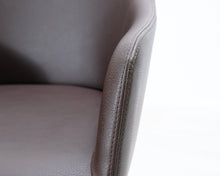 Load image into Gallery viewer, Vitra Softshell tuoli tummanruskea
