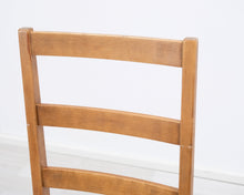 Lataa kuva Galleria-katseluun, Antiikkinen tuoli kangasistuimella
