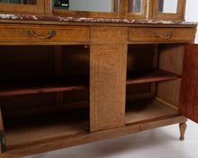 Lataa kuva Galleria-katseluun, Antiikkinen lipasto lasivitriinillä
