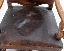 Lataa kuva Galleria-katseluun, Antiikkinen tuoli nahkaverhoilulla
