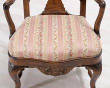 Lataa kuva Galleria-katseluun, Antiikkinen nojatuoli kukallisella istuimella
