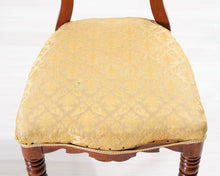 Lataa kuva Galleria-katseluun, Antiikkinen tuoli kangasistuimella
