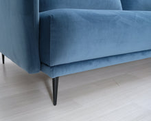 Lataa kuva Galleria-katseluun, 3-istuttava samettisohva sininen
