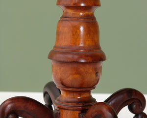 Antiikkinen sivupöytä suorakaiteen muotoisella pöytälevyllä