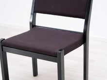 Lataa kuva Galleria-katseluun, Artek 611 ruokatuoli mustalla tekstiiliverhoilulla
