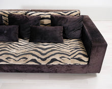 Lataa kuva Galleria-katseluun, 3-istuttava kangassohva tiikerikuvioinen
