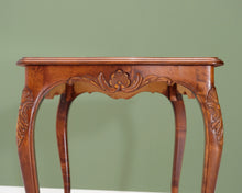 Lataa kuva Galleria-katseluun, Antiikkinen sivupöytä
