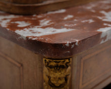 Lataa kuva Galleria-katseluun, Antiikkinen lipasto lasivitriinillä
