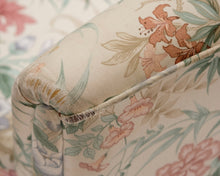 Lataa kuva Galleria-katseluun, 3-istuttava kukallinen sohva
