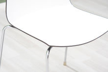 Lataa kuva Galleria-katseluun, Arper Catifa tuoli mustavalkoinen
