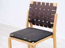 Lataa kuva Galleria-katseluun, Artek tuoli kankaisella istuinosalla

