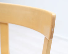 Lataa kuva Galleria-katseluun, Artek 69 tuoli beigellä kangasistuimella
