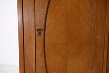 Lataa kuva Galleria-katseluun, Antiikkinen kaappi massiivitammesta
